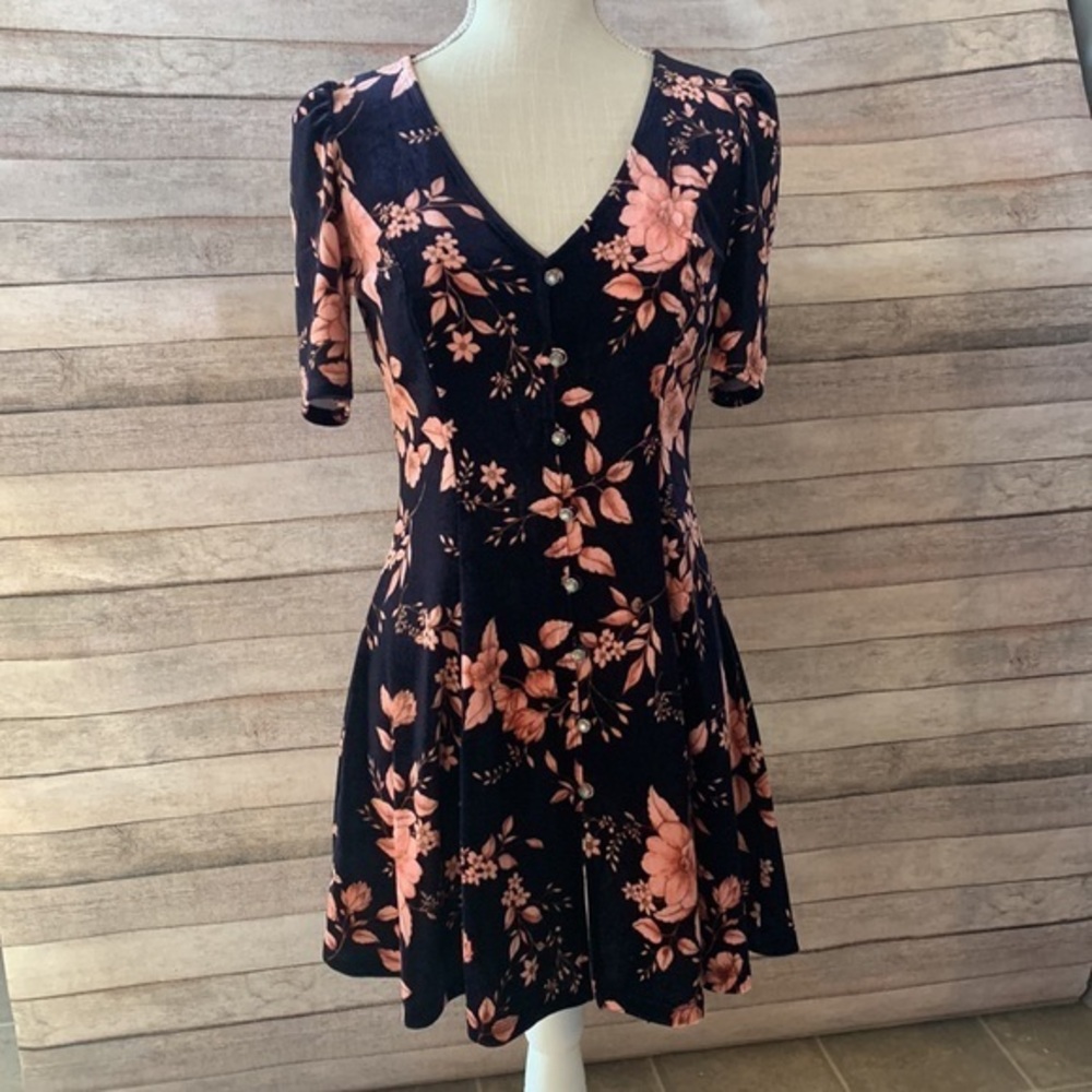 Forever 21 Contemporary Junior V-Neck Button up velvet dress. Size S NWOT